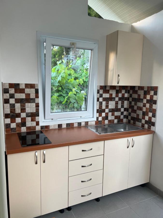 Rooms For Rent Habipi Vlore Bagian luar foto