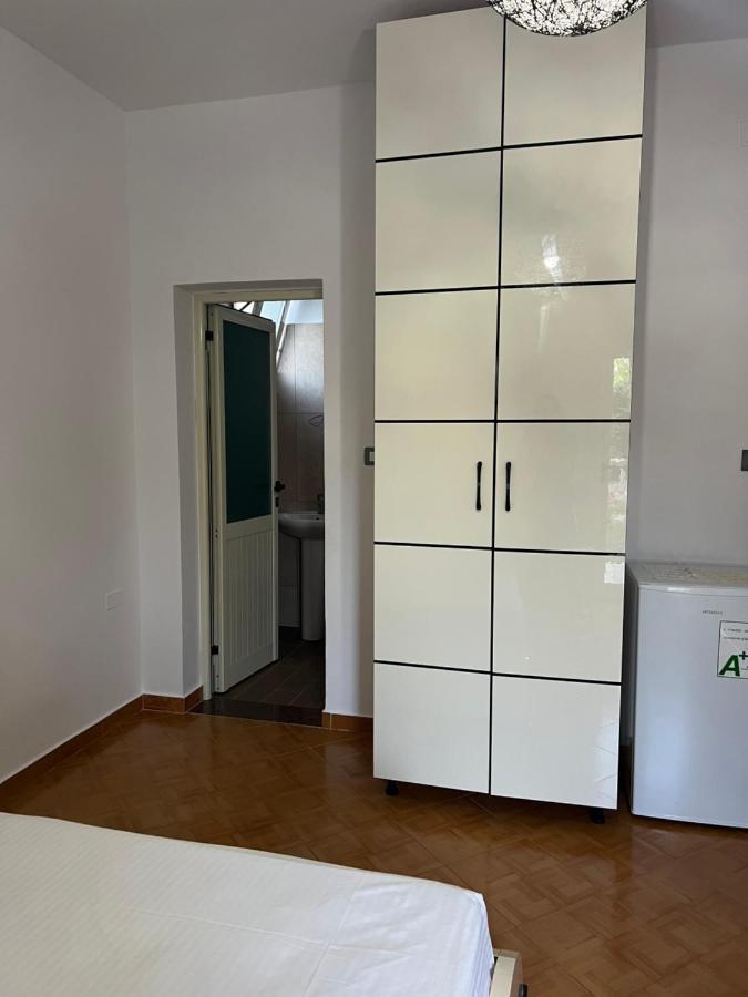 Rooms For Rent Habipi Vlore Bagian luar foto