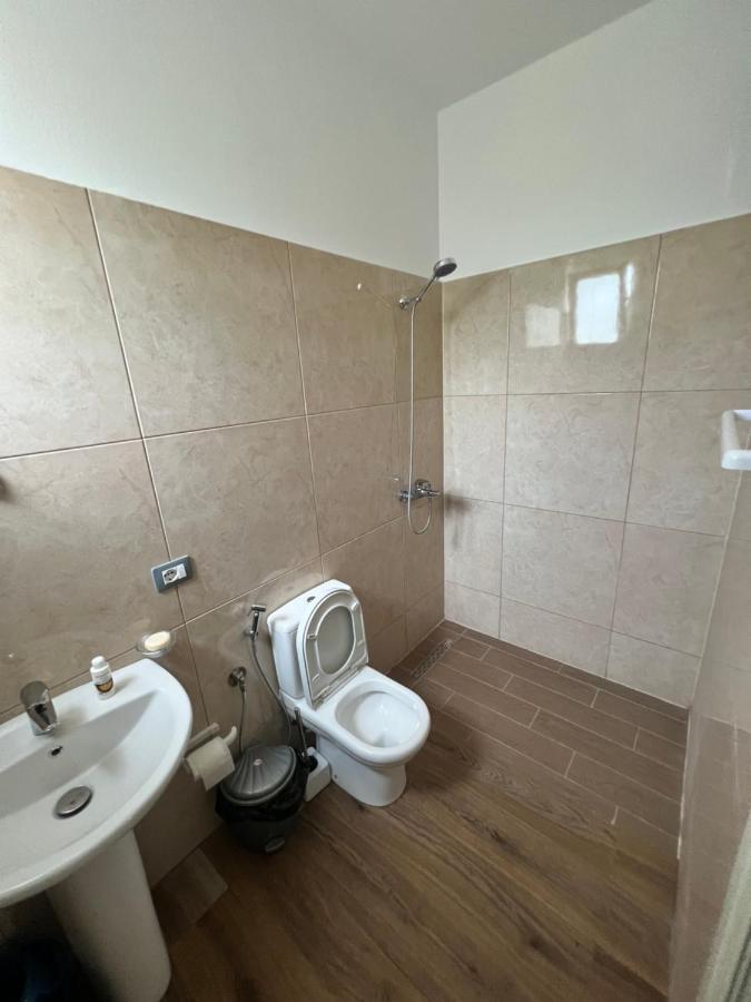 Rooms For Rent Habipi Vlore Bagian luar foto
