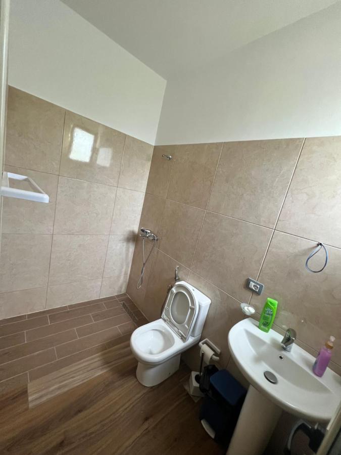Rooms For Rent Habipi Vlore Bagian luar foto